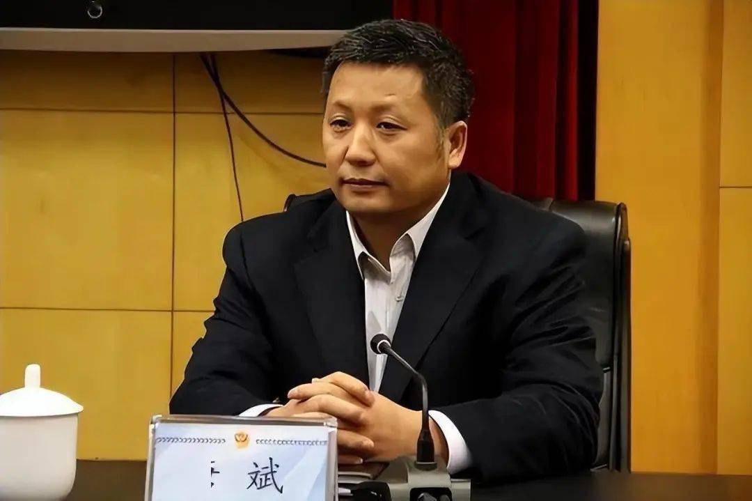 自此以后,唐斌的仕途更是步步高升,先后历任了广西南宁市公安局副局长