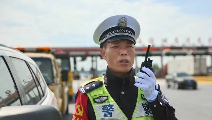薛峰是浦东公安交警支队高速大队民警,负责g1503高东收费站沿线区域.