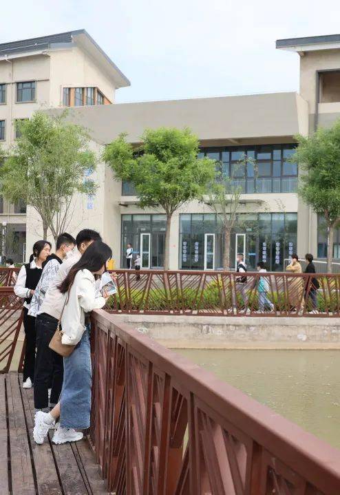 综合楼前广场,参观了学校办学成果展;教学楼走廊上,各个教室外的班级