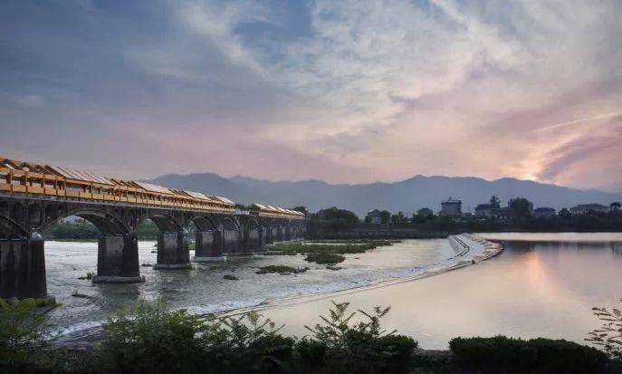 止于石牛温泉酒店假日酒店,总长度12千米,连接着城市与山水,环境优美