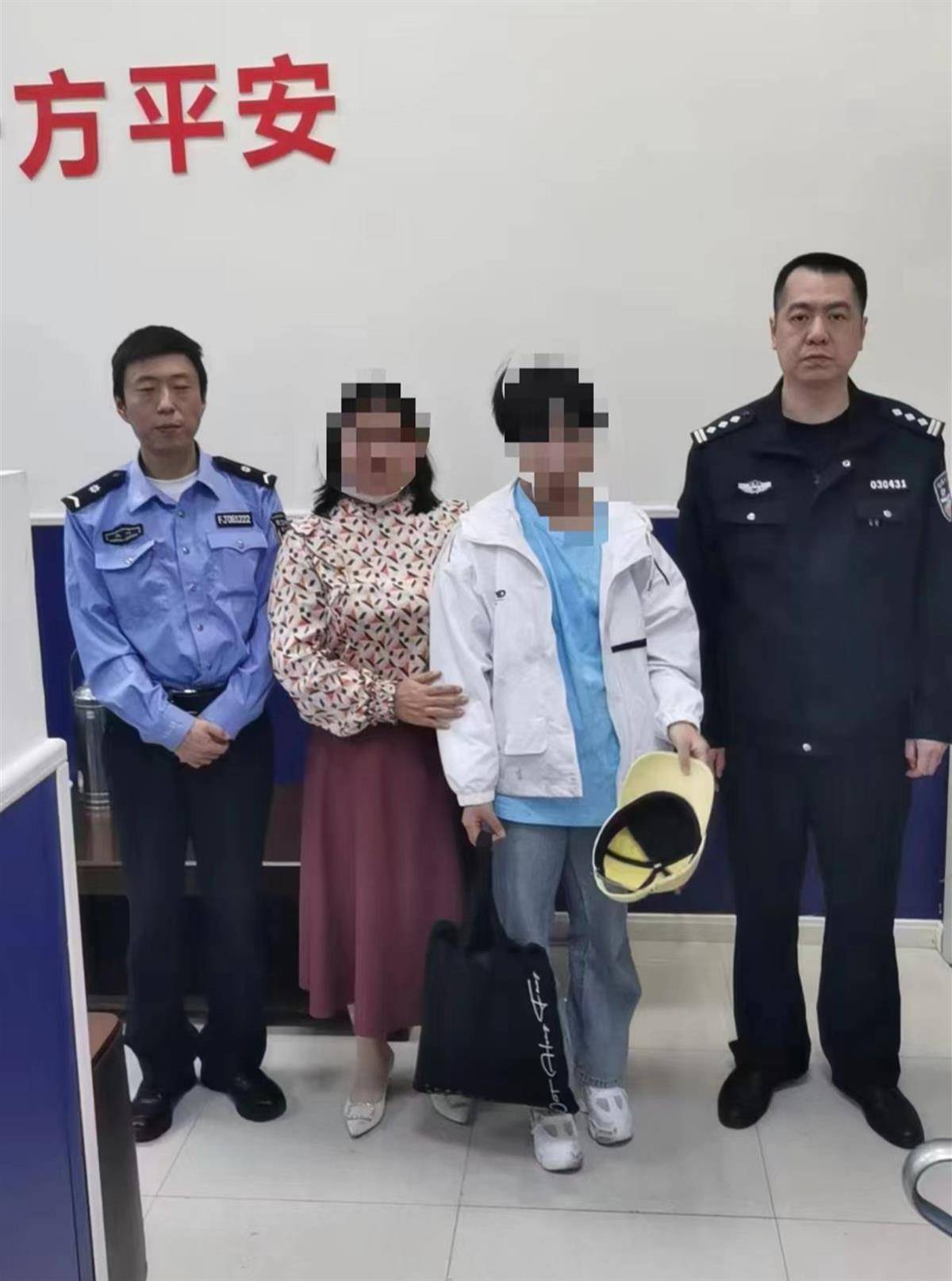 女生逛展时走失并弄丢手提包,民警帮助寻回失物找到家人_手机_动漫展_警务室