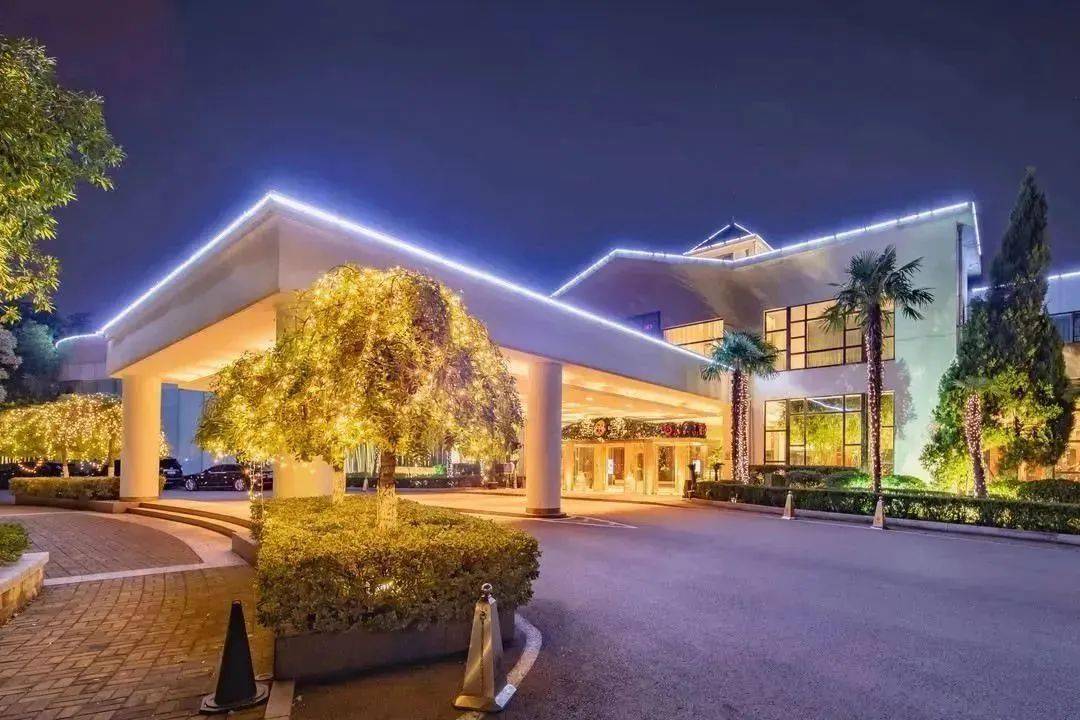 酒店地处百家湖畔,距地铁1号线步行5分钟,距高铁南京南站车程10分钟