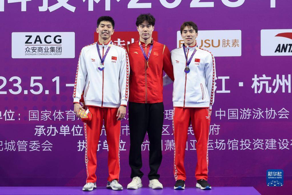 亚军湖北浩沙队选手闫子贝(左)和季军湖北浩沙队选手孙佳俊在颁奖仪式