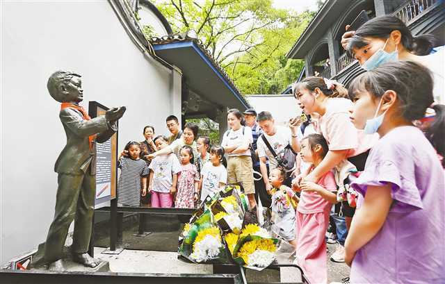 每天前往渣滓洞,白公館,歌樂山烈士陵園及紅巖革命紀念館等紅色景點的