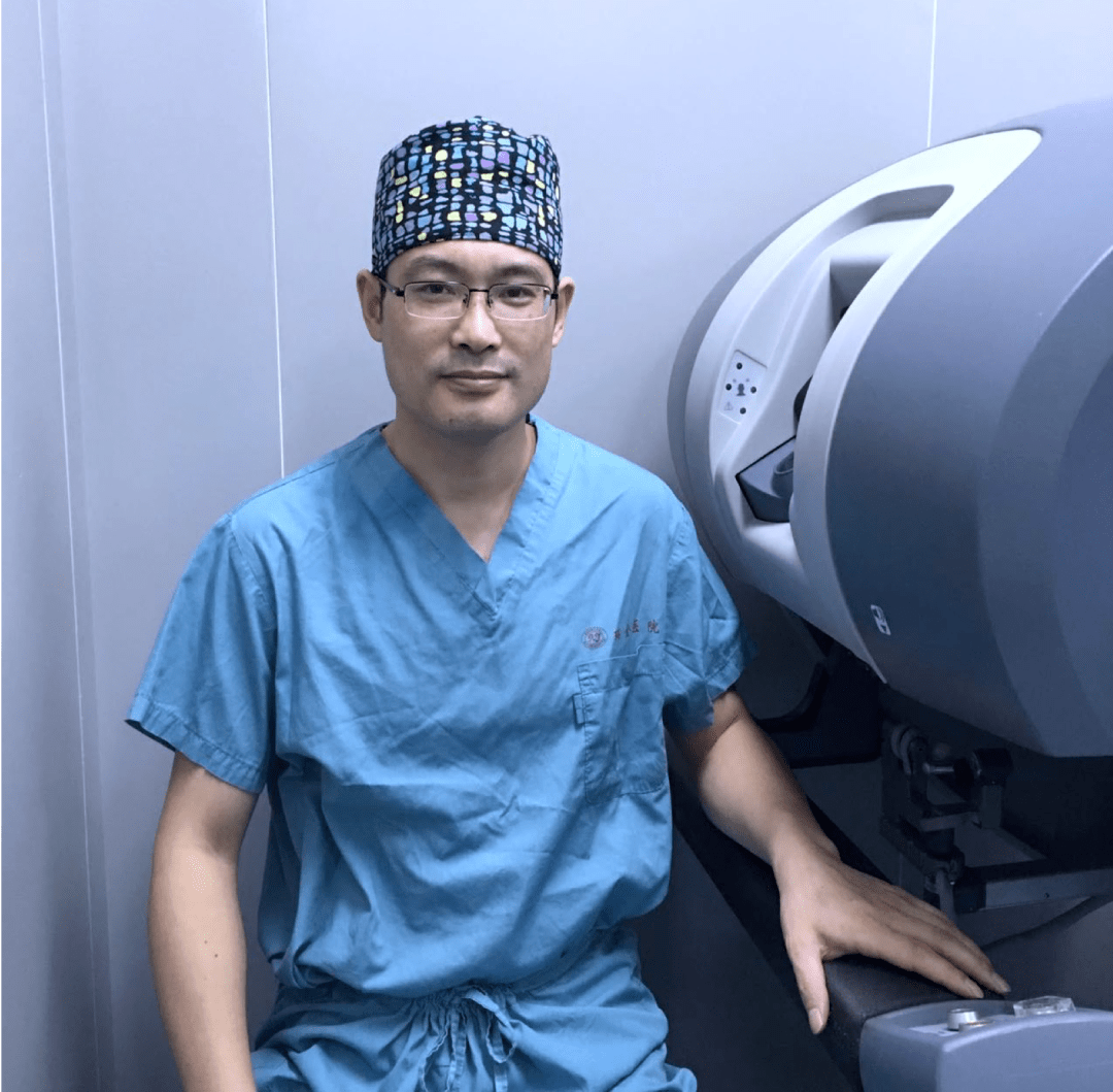 2014年底,李鹤成作为引进人才来到了瑞金医院,担任胸外科主任.