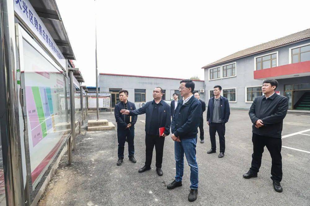 随后,王有国一行来到西沙窝村和东枣林村实地察看了软弱涣散村整改