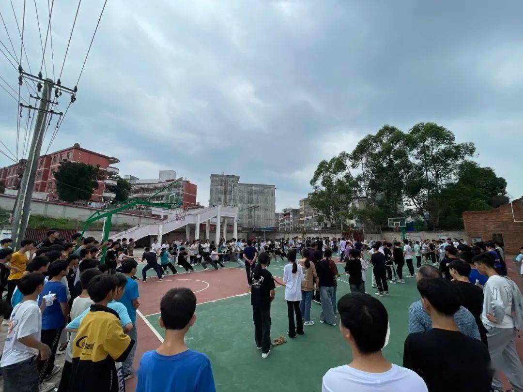 活动图片:据了解,昨天太平镇其它中学也以不同形式欢庆五四青年节