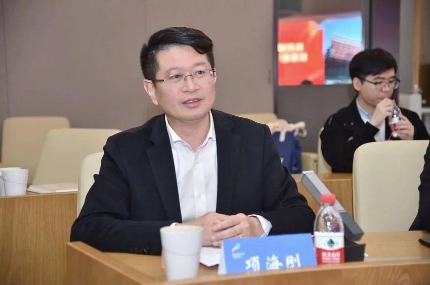 近日,在区教育局党委书记,局长项海刚的带领下,区教育局党委委员,副