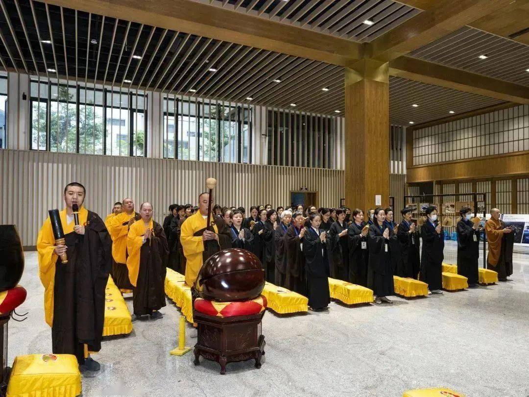 此次传戒为期5天,5月5日上午,灵隐寺方丈光泉大和尚为三宝弟子正授