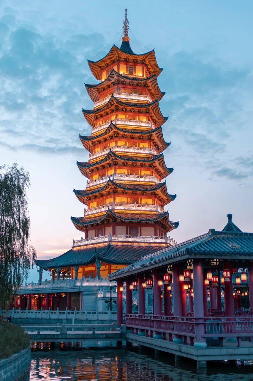 方特东方神画是一座将中国传统文化与现代旅游产业完美结合的特色乐园