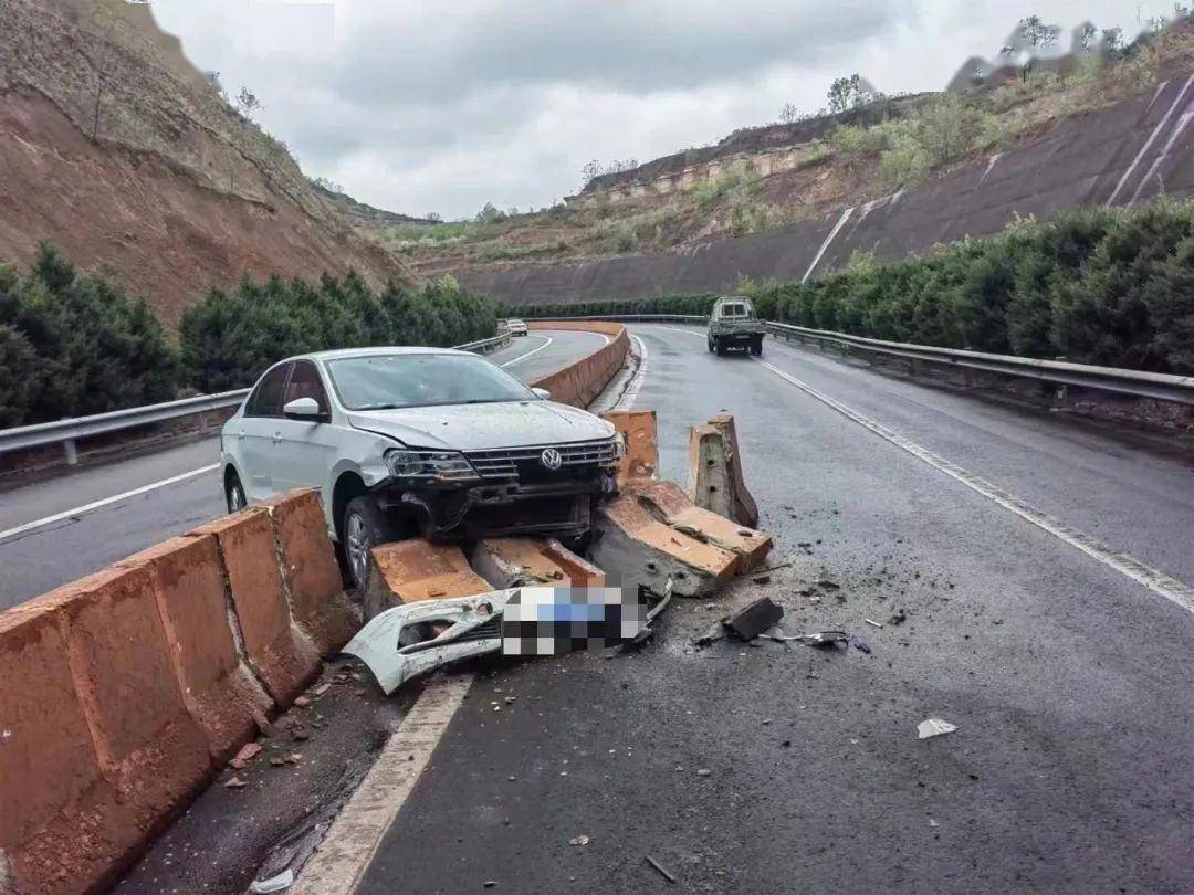 雨天路滑多事故 高速行车需谨慎_车辆_方向曲_报警