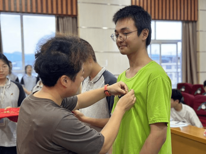 五月四号属于中国人的青年节阳光灼灼,风吹过丰饶的田野祝福你,中国