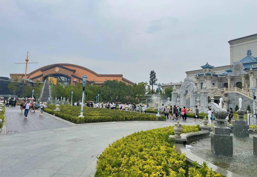 宁波方特东方欲晓毗邻一期方特东方神画,是以红色文化为主题的大型高