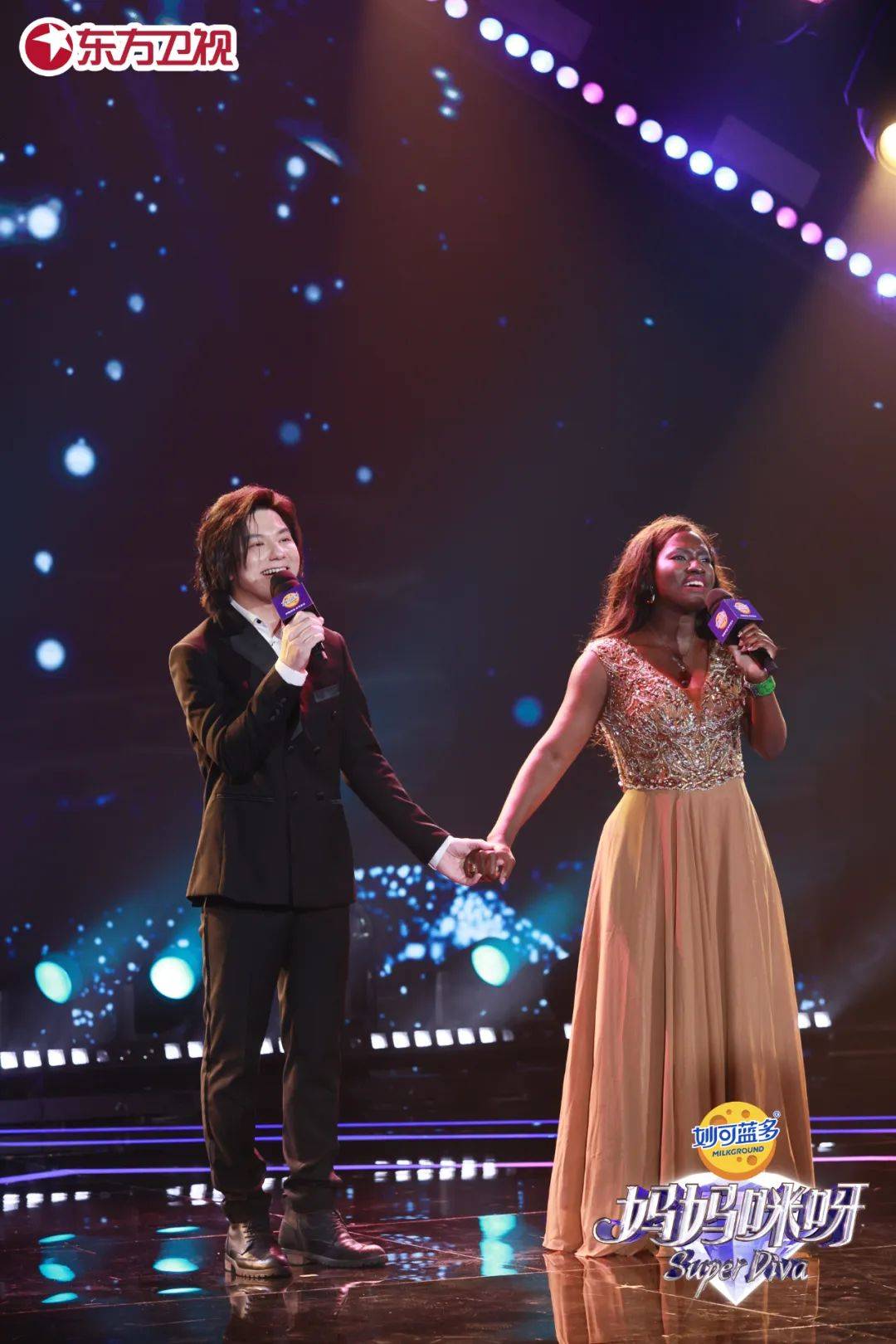 的舞台迎来了一位异国身影,她就是来自非洲加纳的妈妈米兰