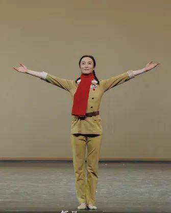 刘丽莎日复一日的坚持赢得了台上台下所有人的掌声与喝彩,承接着舞蹈