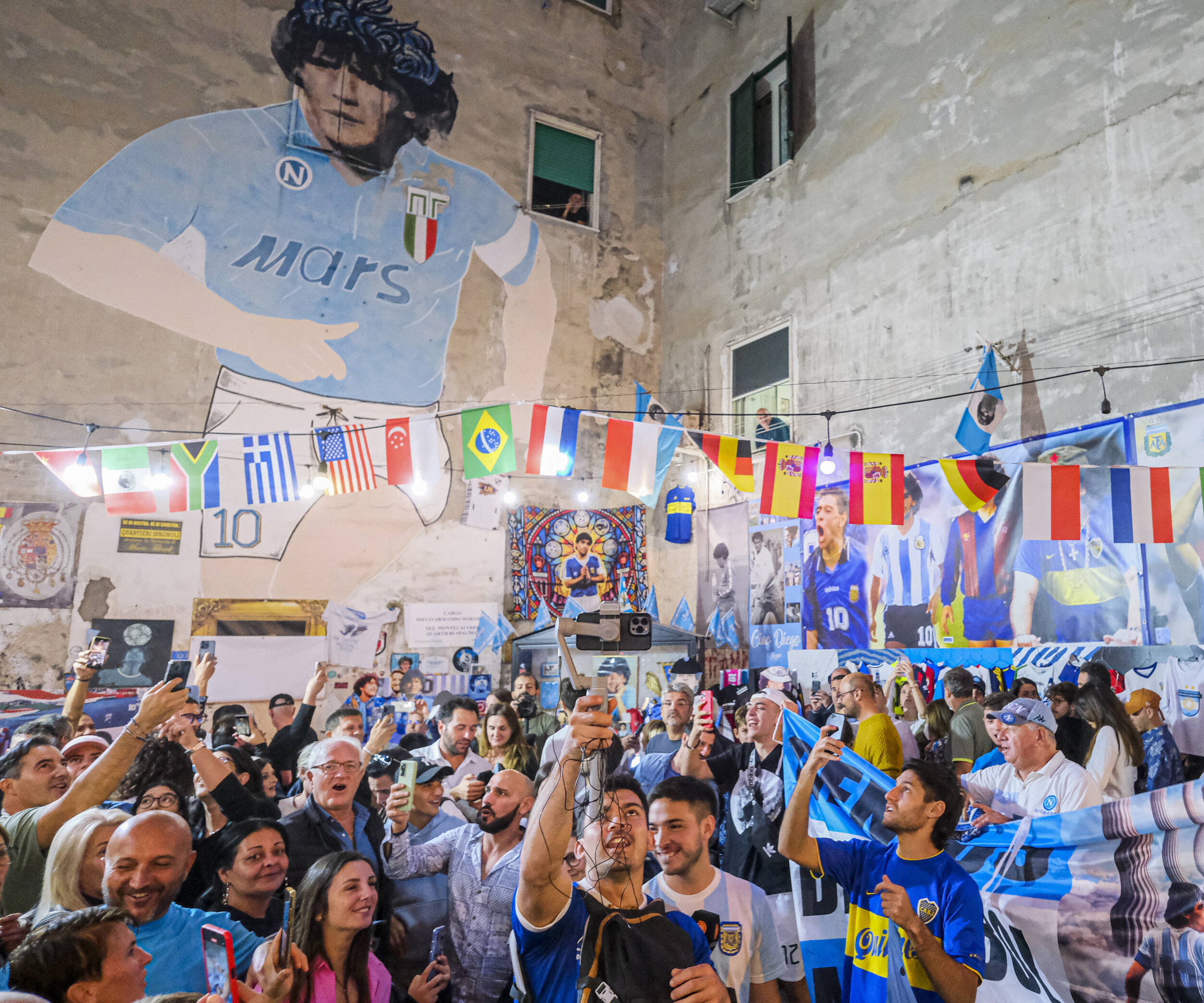 那不勒斯时隔33年重夺意甲冠军,"马拉多纳,你看到了吗?