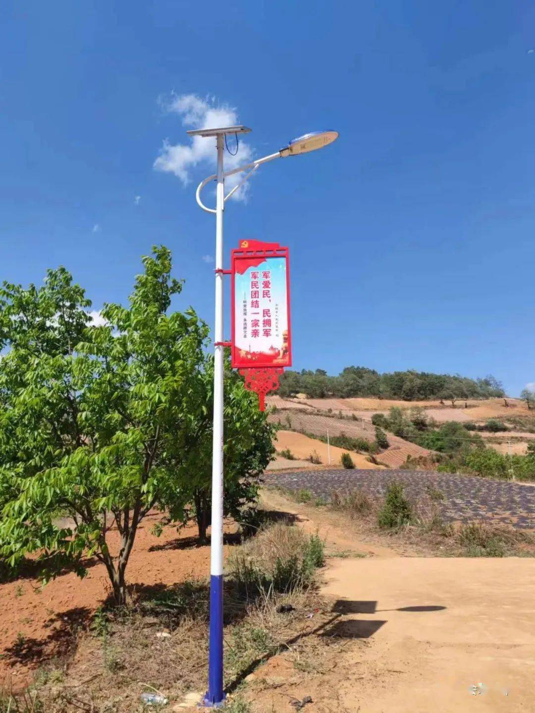 2023年4月,在前期安装路灯的基础上,市人武部加装灯箱牌,将党的二十大