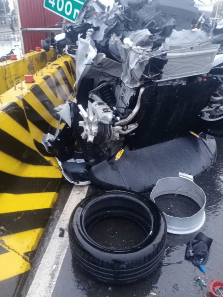 台湾省台中西屯区7日清晨5时许发生一起严重车祸,一辆白色特斯拉model