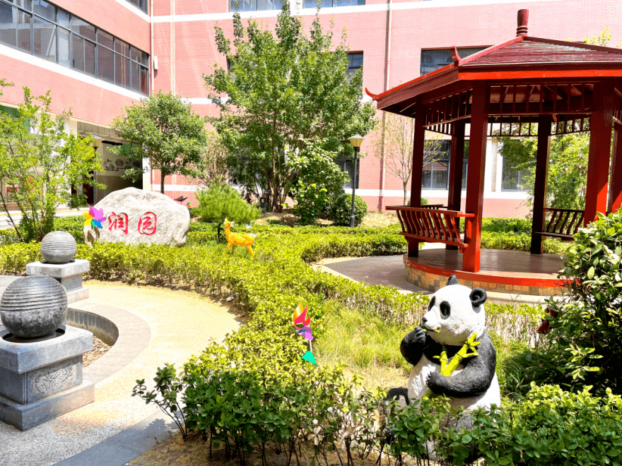 西咸新区沣东新城高新学校(简称:西咸高新学校)地处渭水河畔,诗经故里