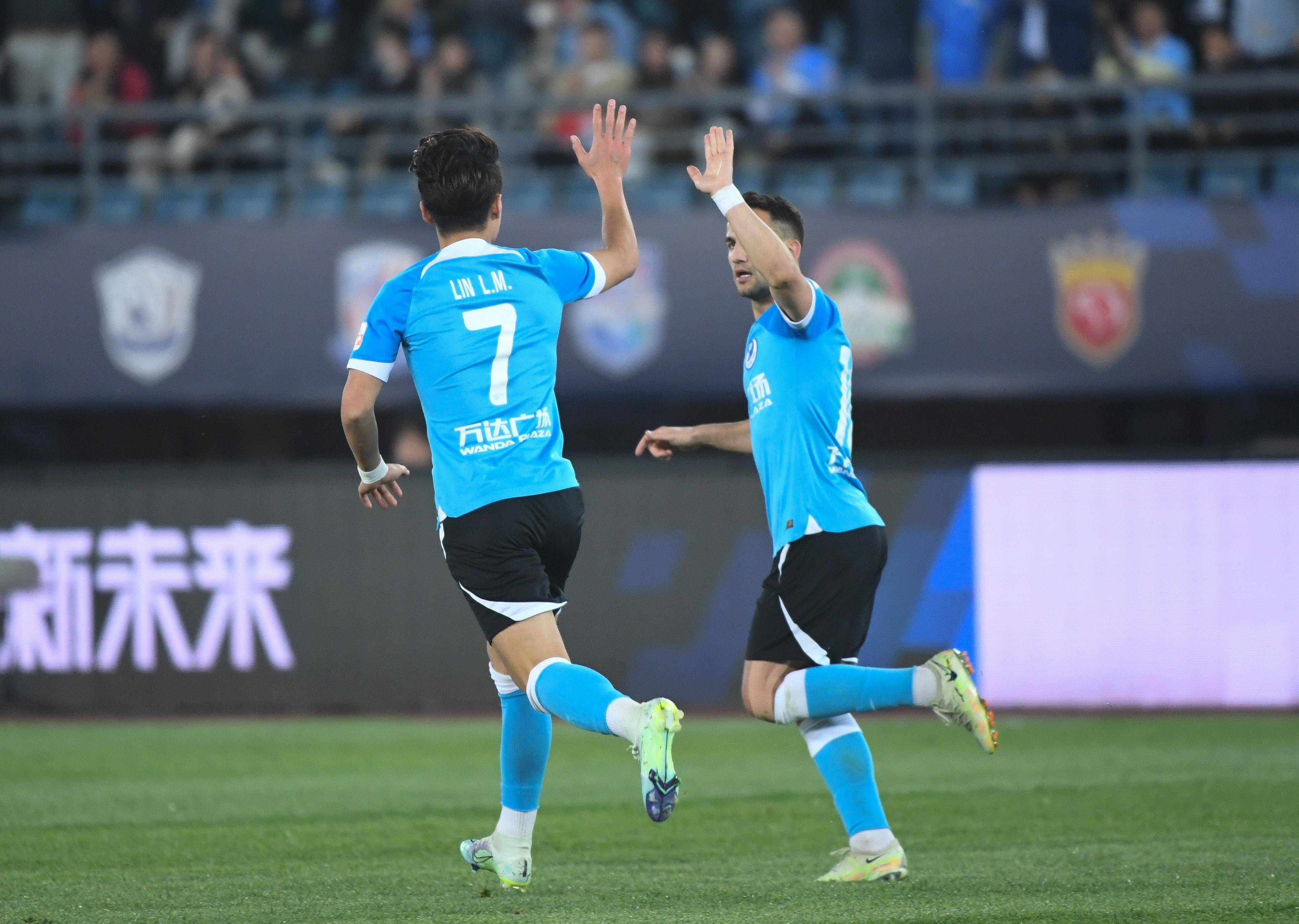 (体育)足球——中超:大连人战平沧州雄狮_比赛_新华社_球员