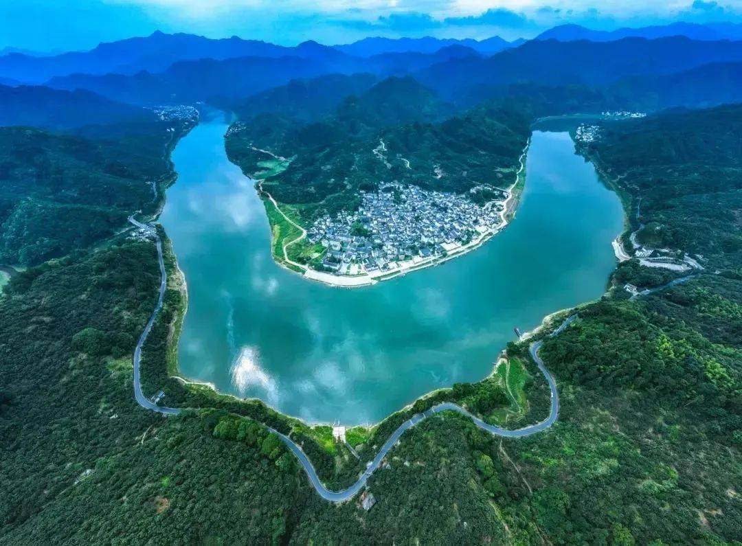 99地址: 新安江山水畫廊風景區第四站齊雲山齊雲山,古稱白嶽,是道家