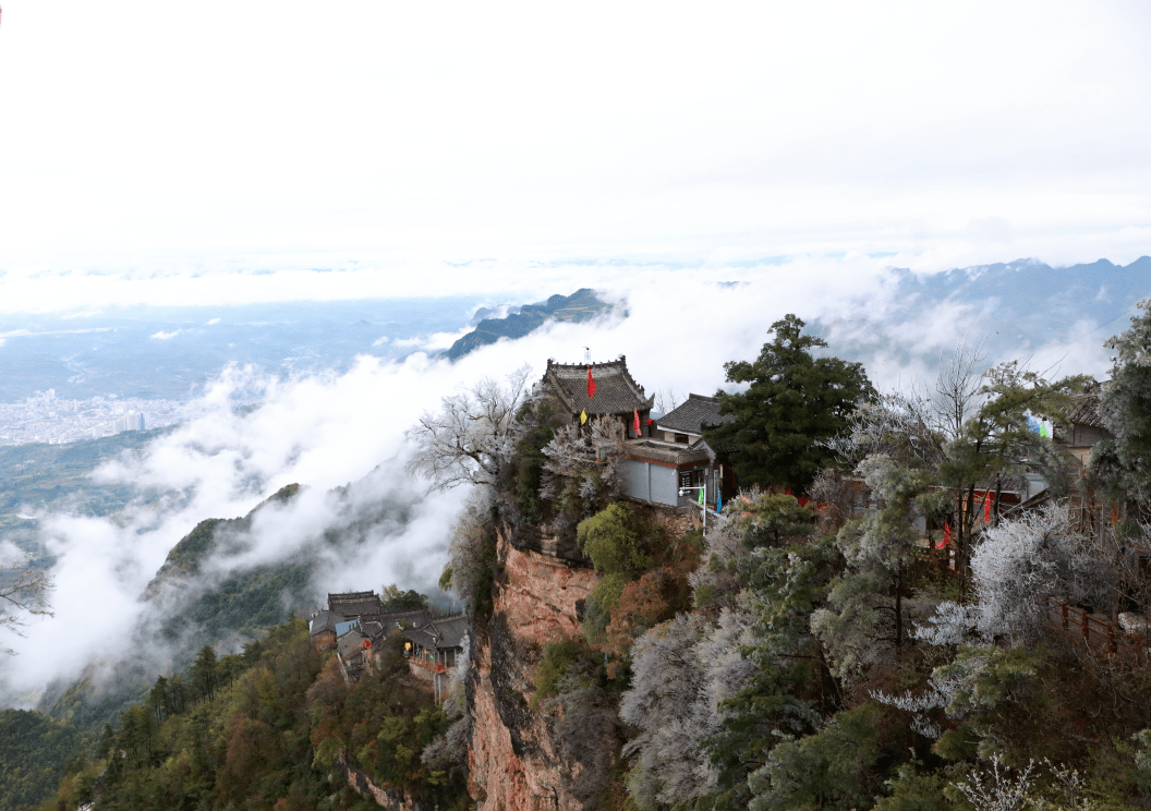 走进鸡峰山