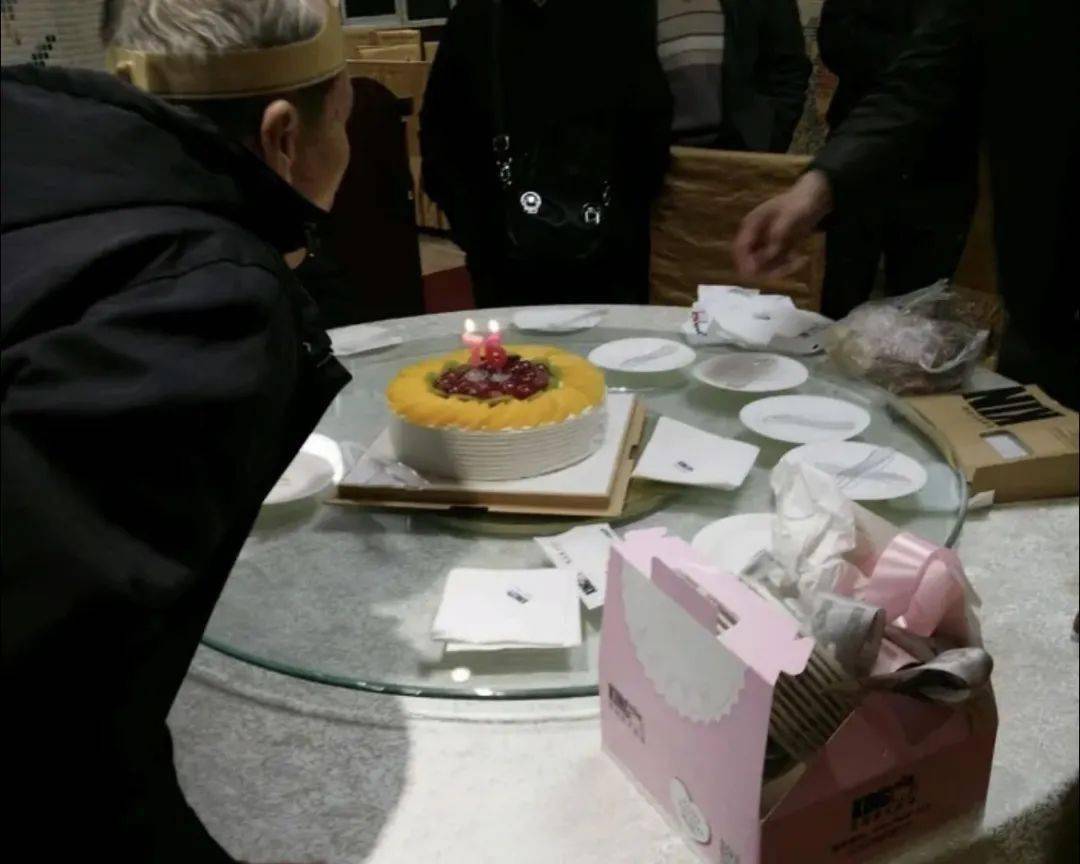 过生日吃的都是金贝儿蛋糕无论各位身份地位怎么样还是单位老领导在