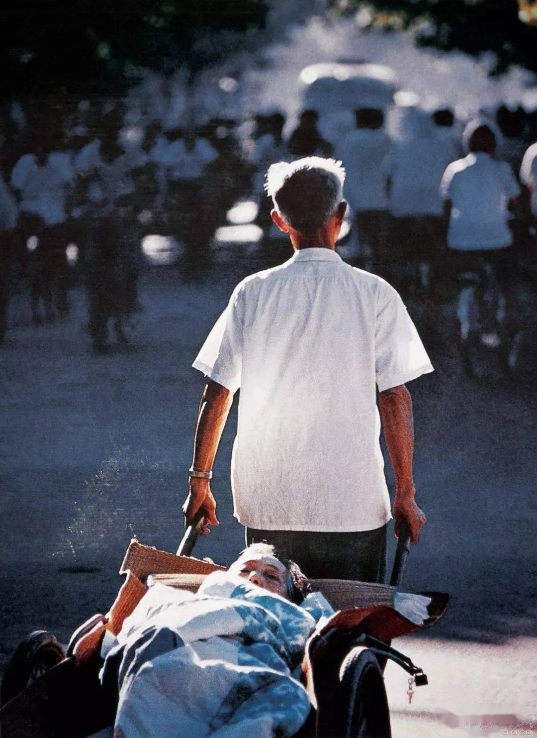 大学生卖报 / 周国强 / 摄1988年第十五届全国摄影艺术展览无名小站