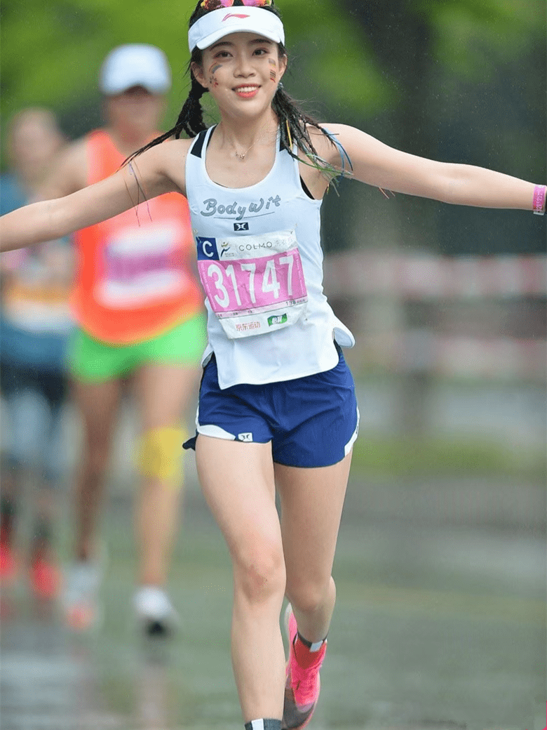 跑步5年,全马326——跑圈女神李红娜来了!_马拉松_娜娜_运动