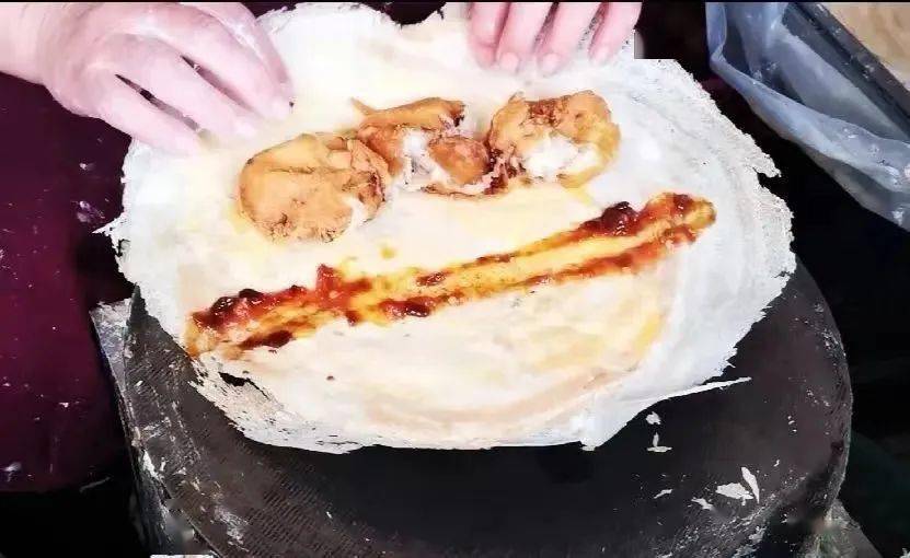 左右滑动,查看更多在新昌,制作春饼也叫"搽春饼".