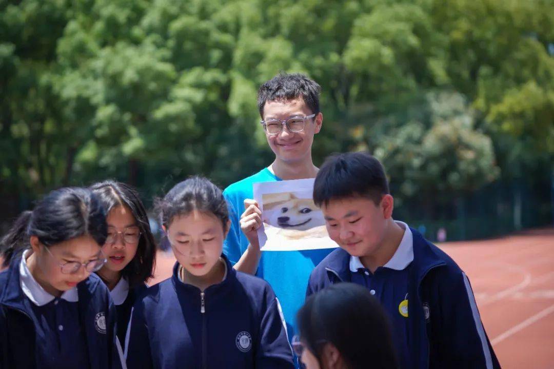 同学们身心健康传递愉悦与友善也用微笑的方式开启我校五月有趣有爱的