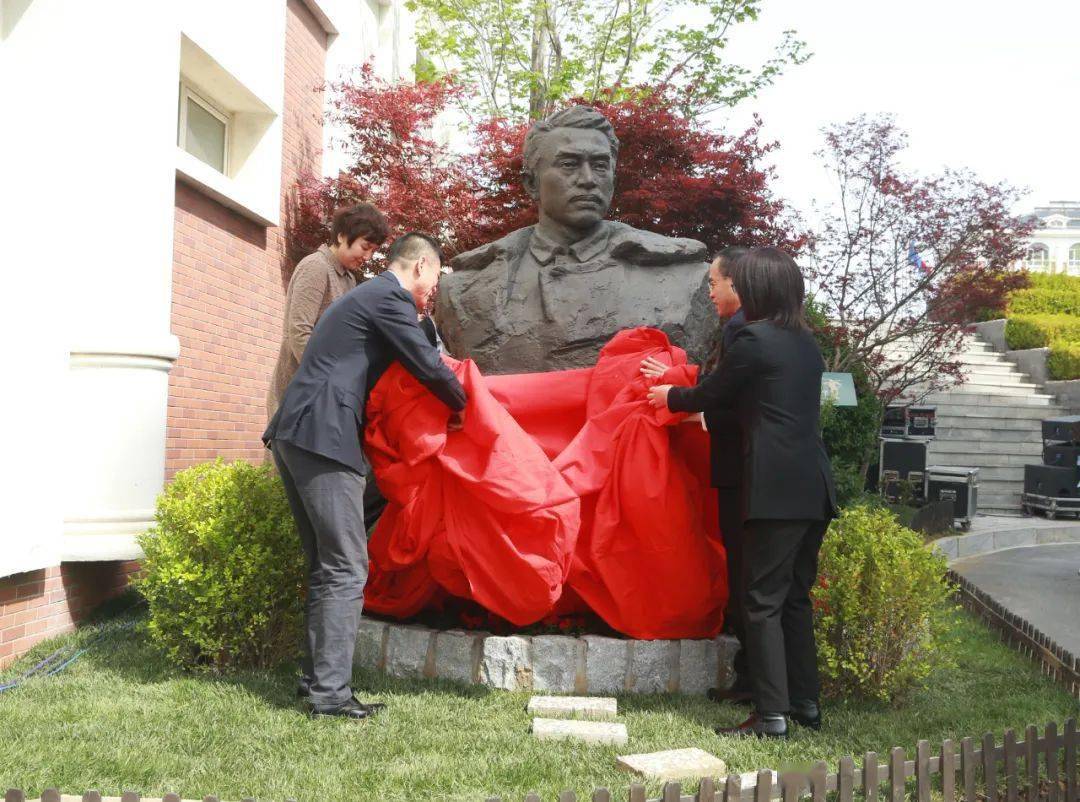 关向应铜像"回归"母校——大连保税区第一高级中学关向应铜像揭幕典礼