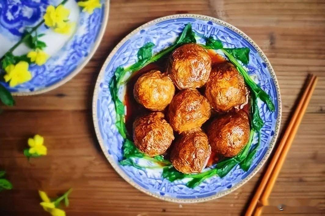 油麵筋塞肉,就是把肥瘦適中的肉餡混合切碎的香菇冬筍塞進油麵筋燒煮