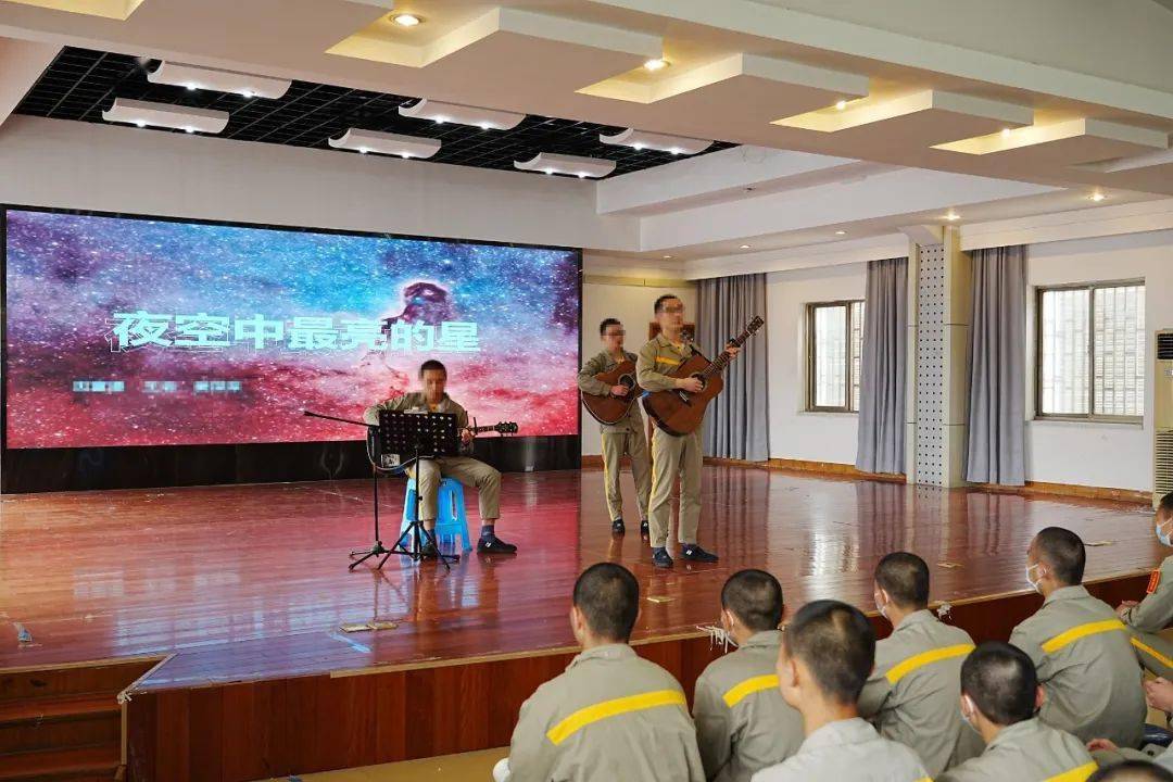 亲情感化传温情监狱党委书记,政委邓太平分别与安徽省图书馆借阅部