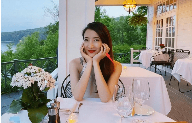 坊间一度流传了诸多关于陈赫爱老婆宠老婆的佳话啊,说许婧热爱出门