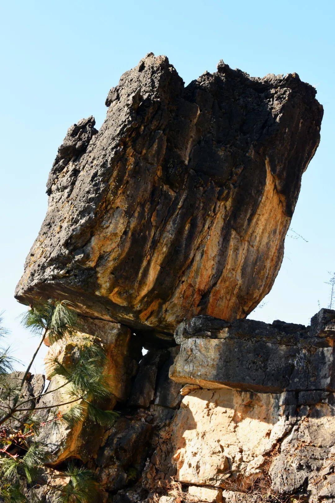 顽石兀立冬晴人头岩如今的人头岩脚下,都香高速公路从一个叫黄家沟的