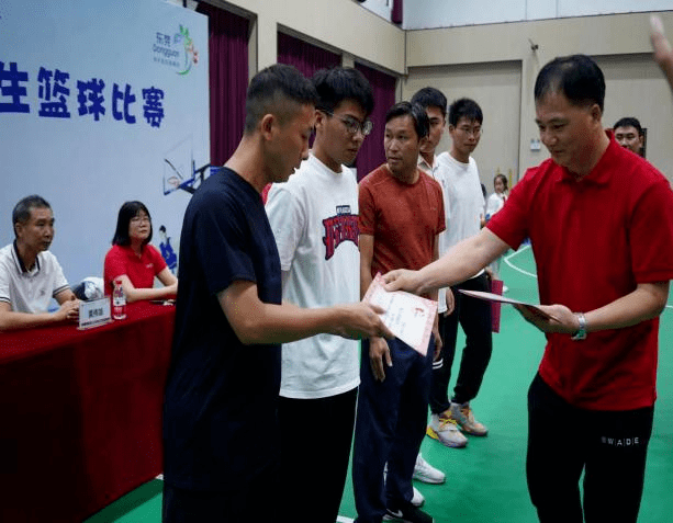 宇锋获优秀教练员称号女队获奖图片男队获奖图片end撰稿,摄影:梁钧健