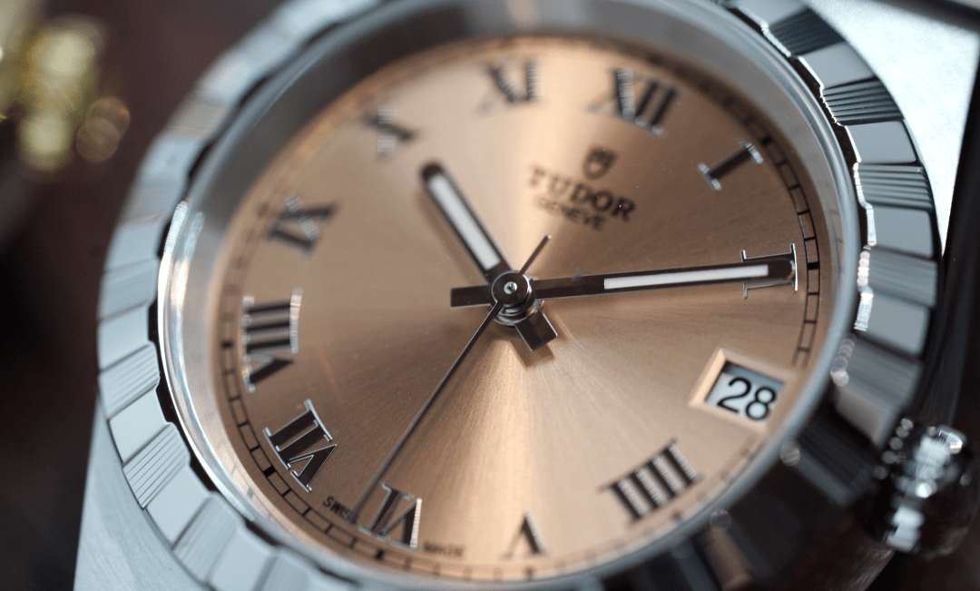 4种尺寸中34,38毫米采用的是相同的t601机芯,28毫米是更小的t201机芯