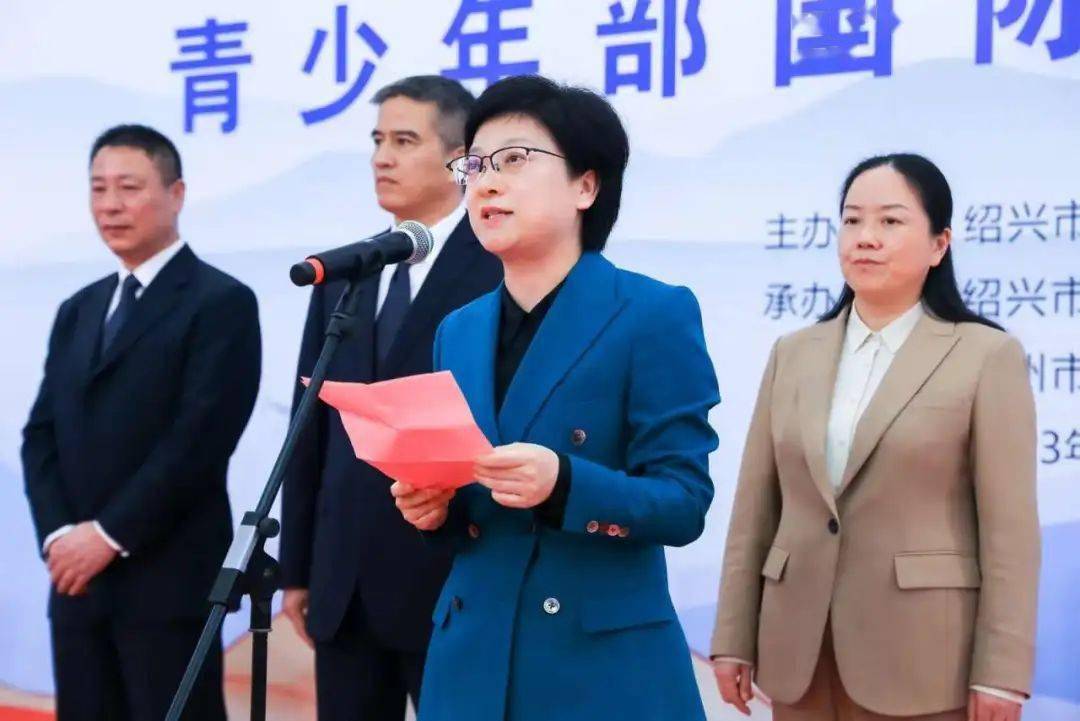 市体育局局长钱勇军和嵊州市人民政府市长潘超英分别致辞,副市长王霞