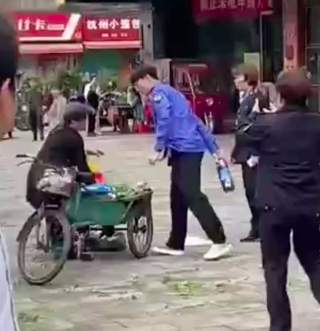 湖南一城管当街抛扔老人物品,官方回应:已经到现场处置,处理好了_嘉禾县_百姓_来源