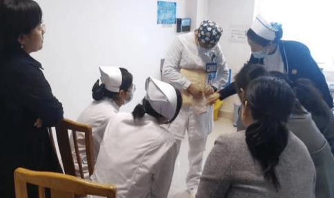 医务人员耐心细致地从造口人的"衣,食,浴,行",阐述了造口的注意事项