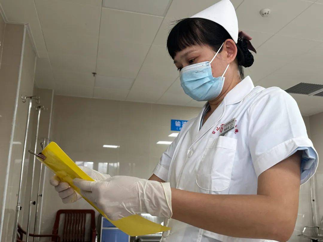 门诊,病房,输液室,治疗室…… 在市中医院赤溪分院,随处可见护士们