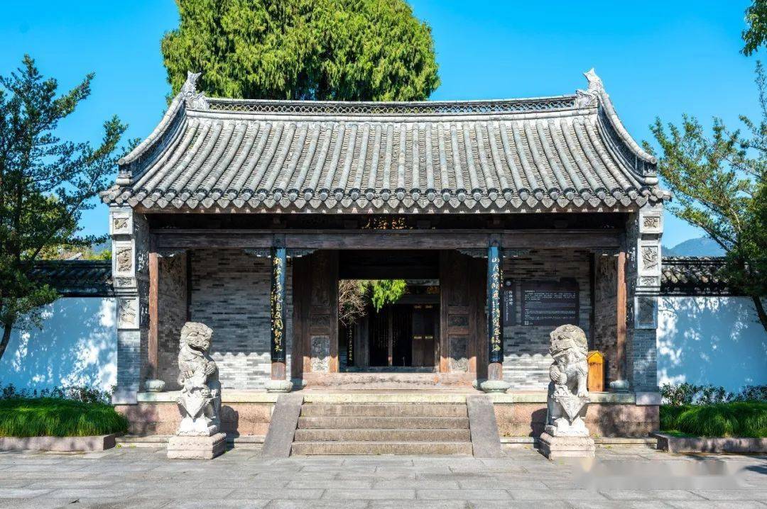 駱賓王曾出任臨海縣丞,在東湖公園裡就有一座駱臨海祠,堂正中豎著兩