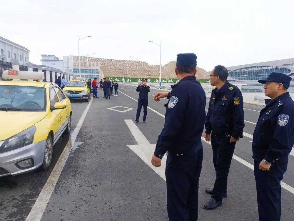 【关注】白银区对高铁南站出租车"喊客拉客"乱象集中整治_交通执法