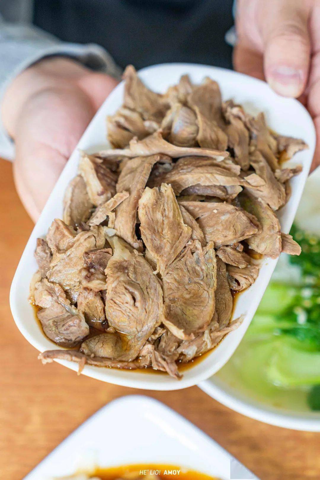 一份「高汤粿条」和一份「拌粿条」,还有一盘大份的经典「活肉」,以及