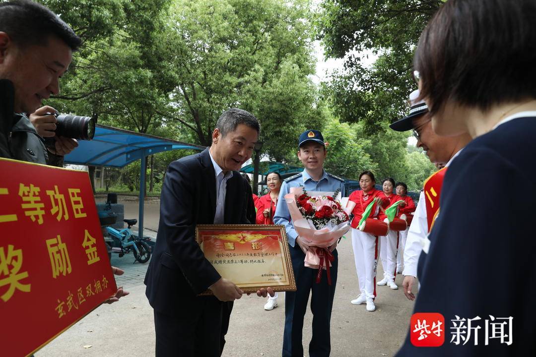 玄武區為二等功現役軍人家庭送喜報謝全服役於中國人民解放軍海軍指揮