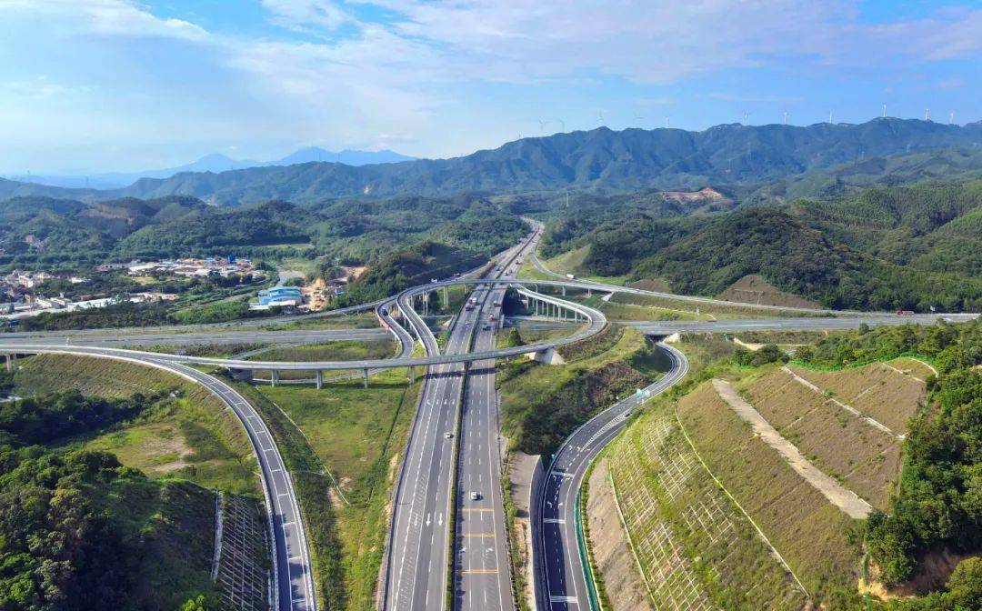 起点位于清远市佛冈县,途经广州市从化,花都,白云,终点位于白云区太和