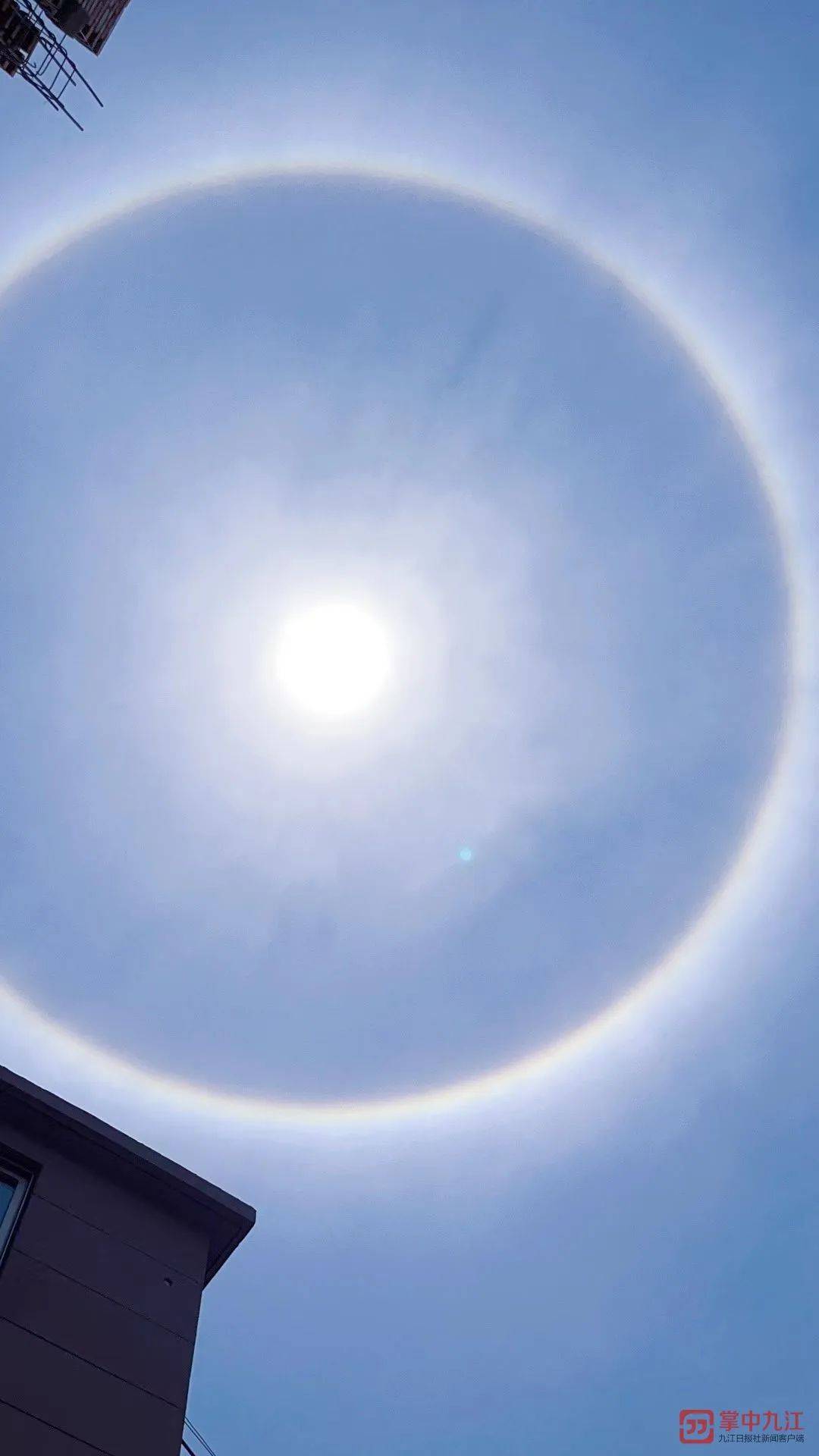 有些角度看光圈还散发出彩虹七色光,太阳的周围有一个巨大的光圈环绕