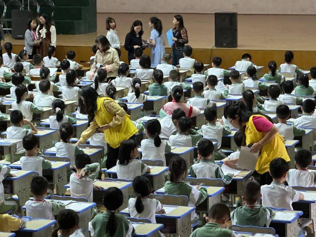香市小学家长志愿服务队助力香市小学第十届"香市杯"硬笔书法比赛活动