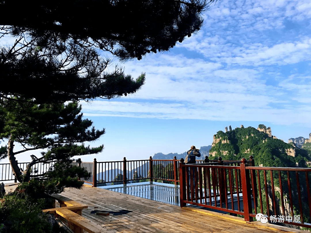 遠看轎頂山好像一幅山水畫,在這裡你可以看到雲海,日出和晚霞.